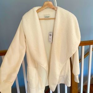 Abercrombie off-white sweatshirt shall